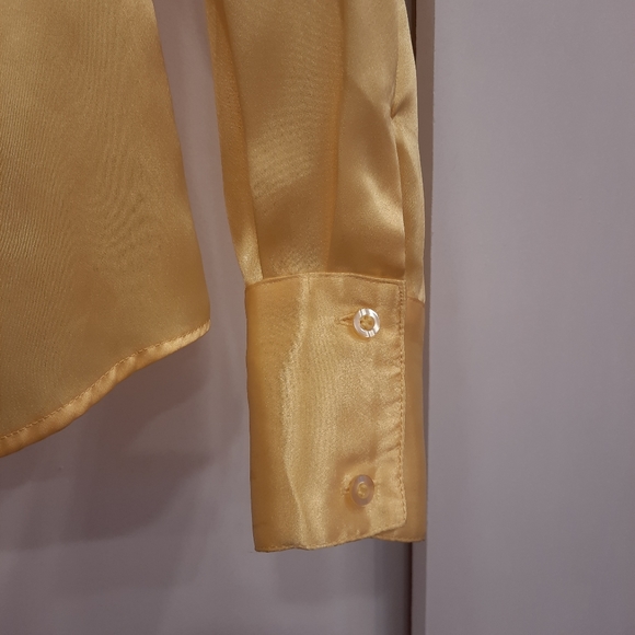 Woman's yellow shirt - Picture 6 of 11